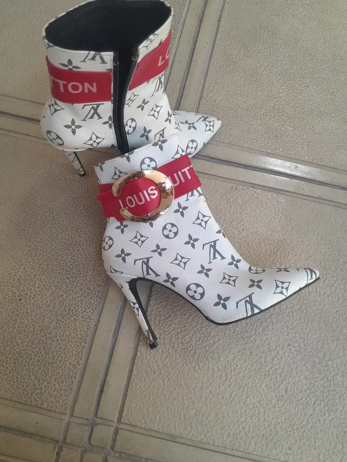 کفش|کیف، کفش، کمربند|خوی, |دیوار