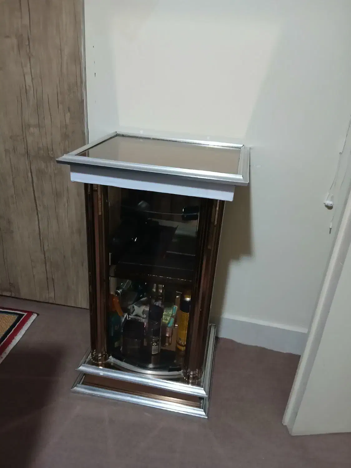 آینه و میز شیشه ای کوچک|بوفه، ویترین، کنسول|پرند, فاز ۳|دیوار