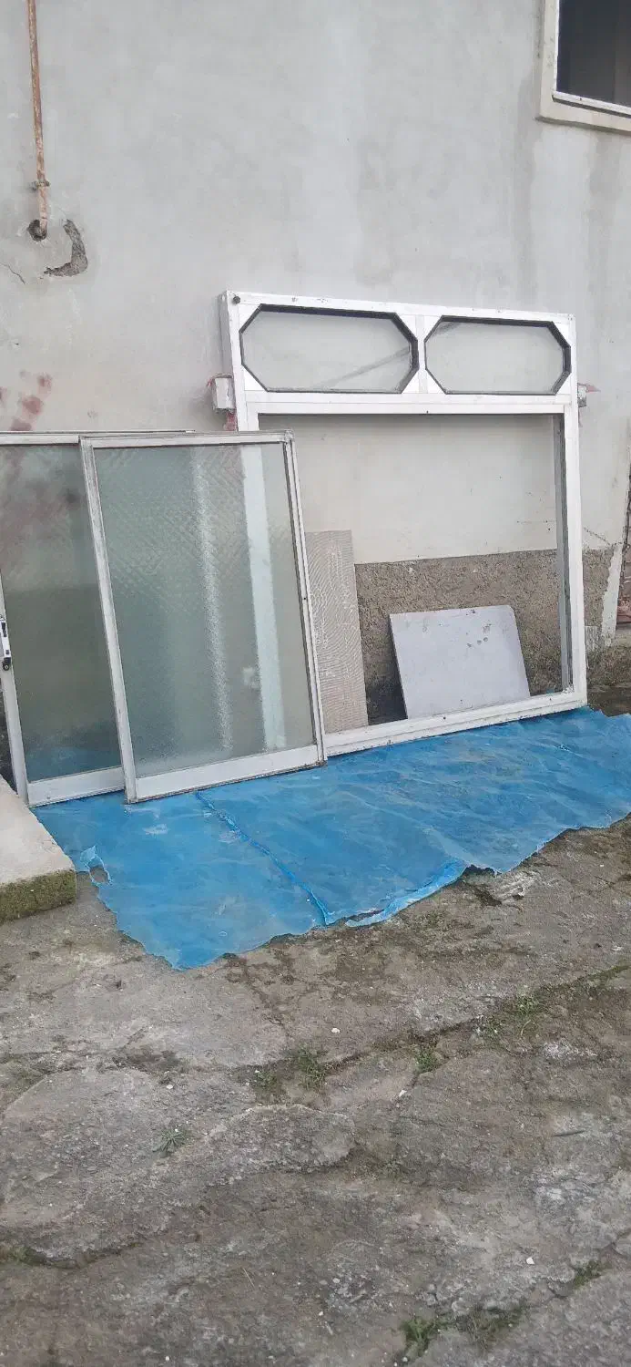 در وردی و پنچره سلاح سنگین.|تلویزیون و پروژکتور|فومن, |دیوار