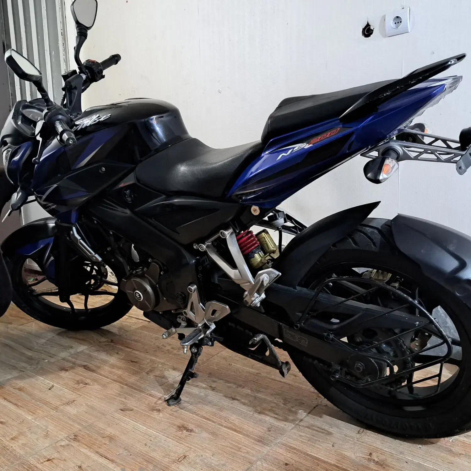 ان اس۲۰۰|موتورسیکلت|اراک, |دیوار