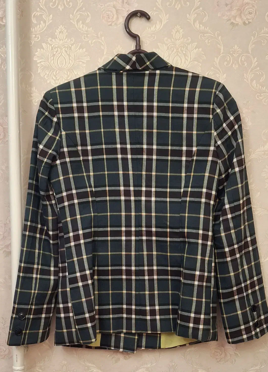 کت چهارخانه|لباس|لاهیجان, قیام|دیوار