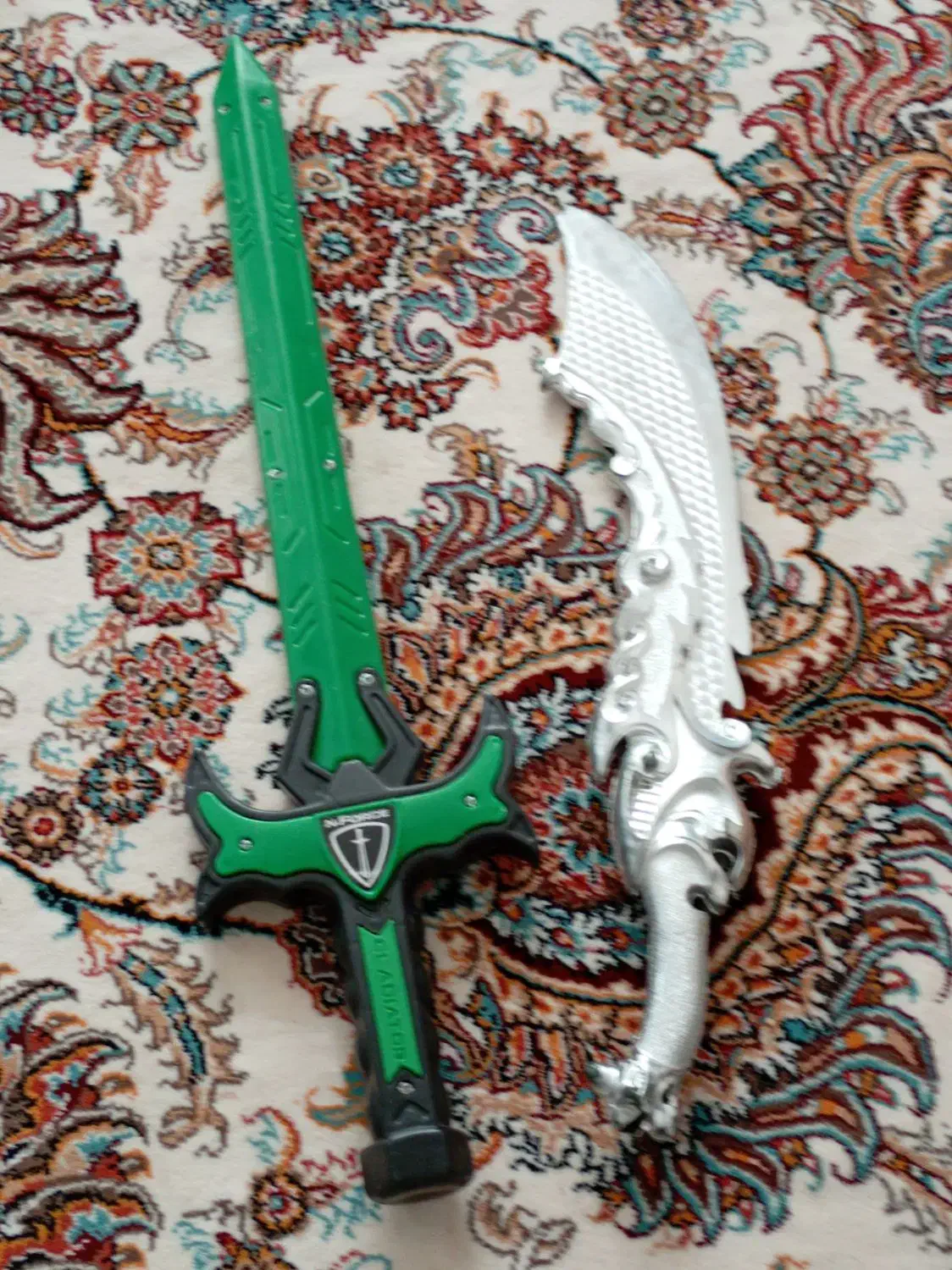 شمشیراسباب بازی|اسباب‌‌بازی|سرایان, |دیوار