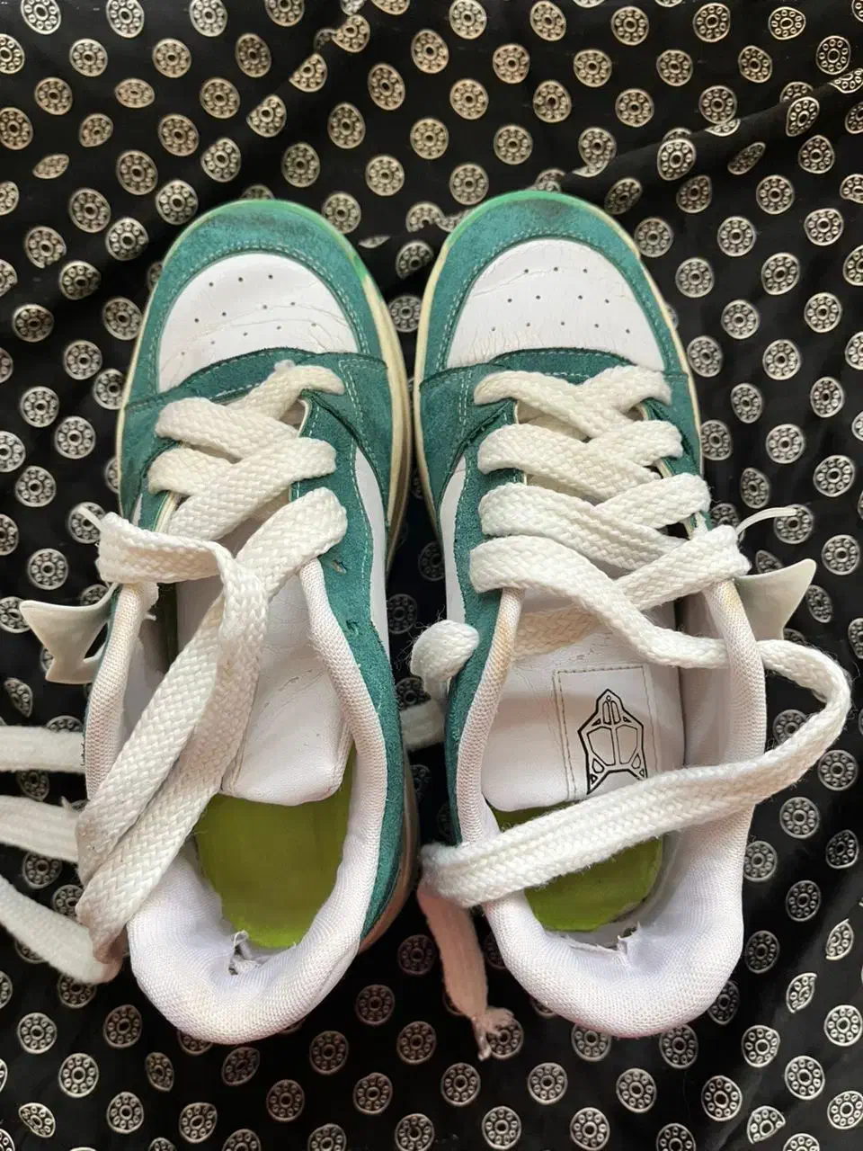 کفش|کیف، کفش، کمربند|اصفهان, شاهد|دیوار