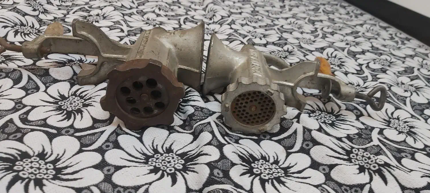 چرخ گوشت دستی  و پارچ قدیمی|کلکسیون اشیاء عتیقه|قم, علی آباد سعدگان|دیوار