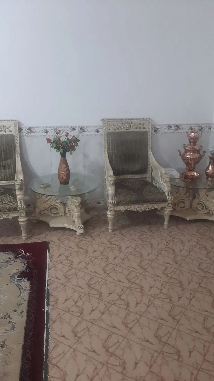 یک دسته مبل ۷ نفره و با میز نهار خوری ۱۰ نفره|مبلمان خانگی و میز عسلی|صحنه, |دیوار