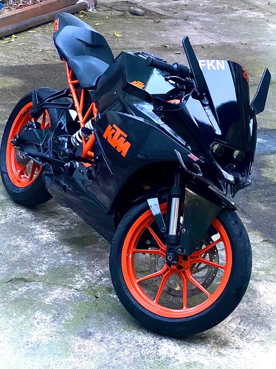 کی تی ام ۲۰۰ بنلی ۳۰۰ ریس ان اس ار اس هیوسانگ|موتورسیکلت|رشت, نیروی دریایی|دیوار