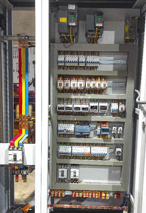 خدمات برق صنعتی(تابلو برق)|خدمات پیشه و مهارت|کاشان, باهنر|دیوار