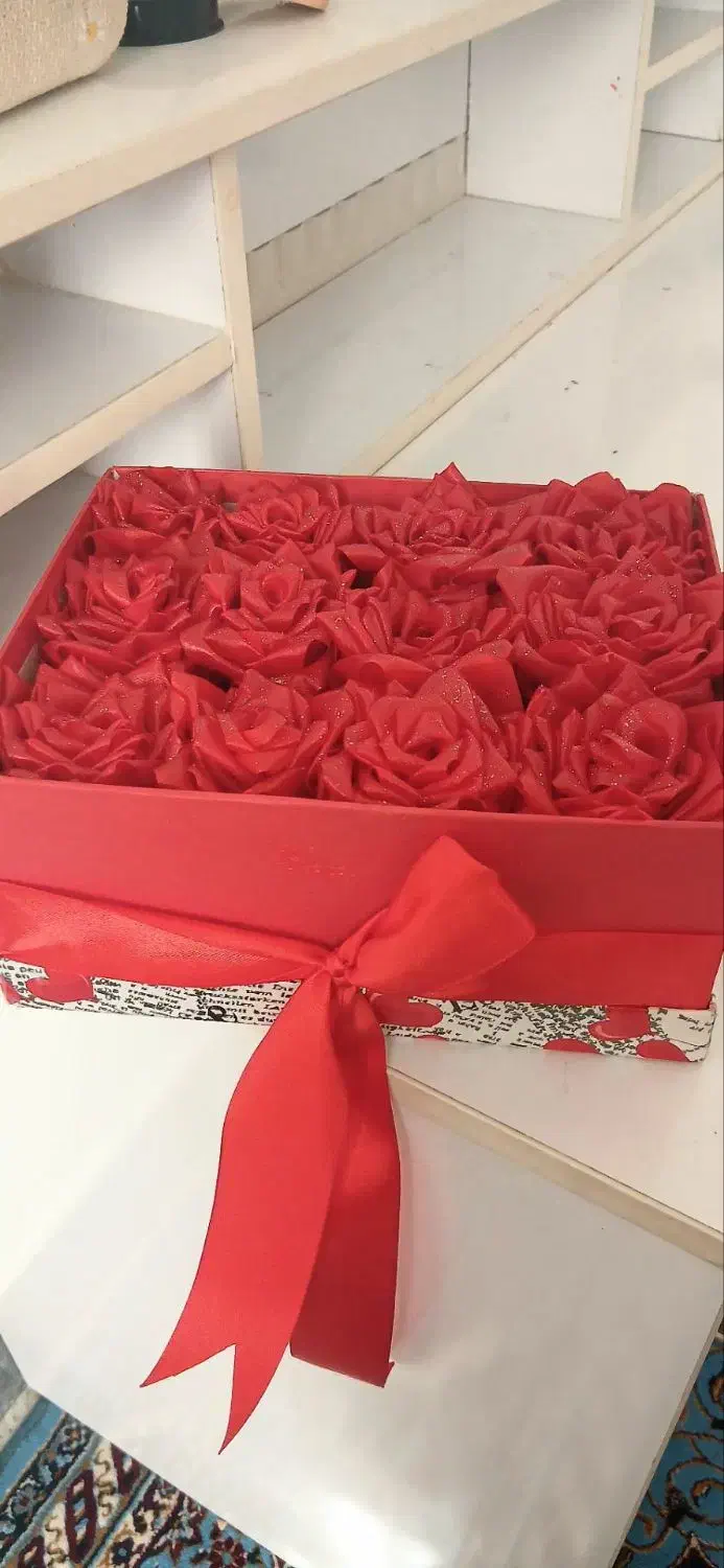 گل روبانی قرمز|گل مصنوعی|دورود, |دیوار