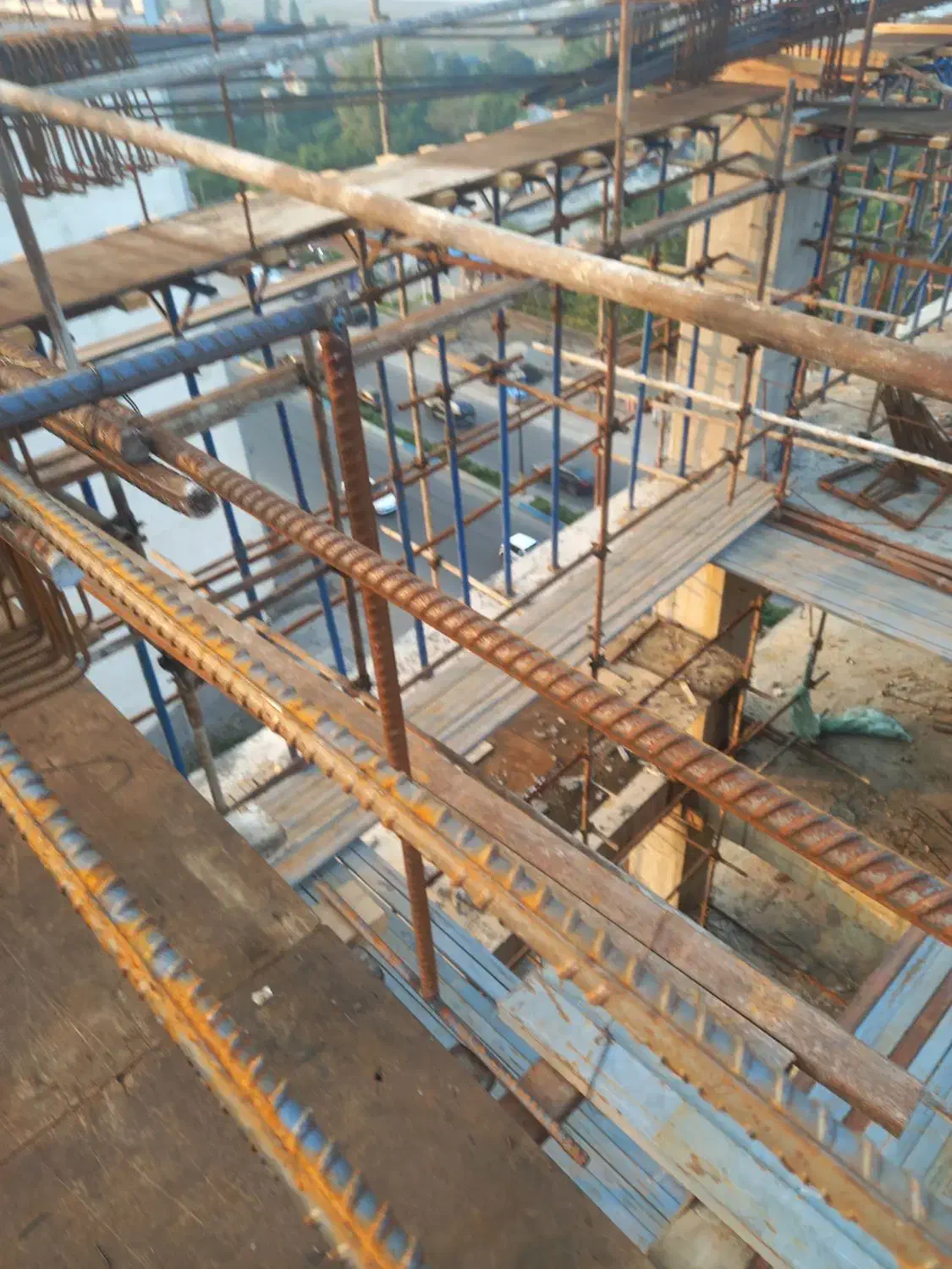 استادکار و کمکی قالب بند و آرماتوربند|استخدام معماری، عمران و ساختمانی|چالوس, |دیوار