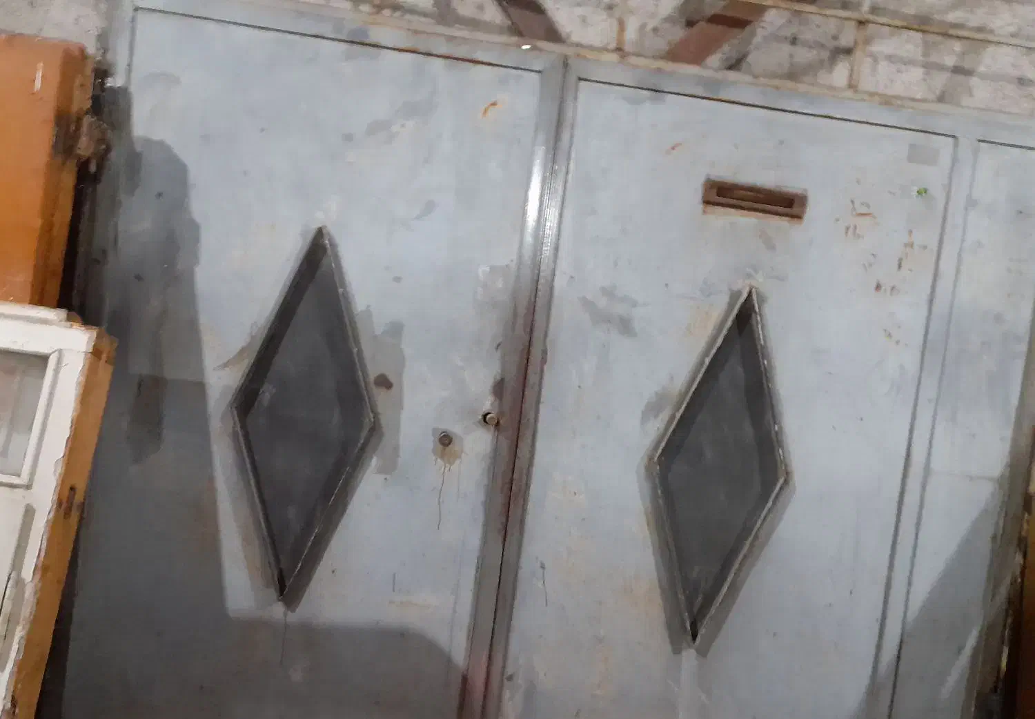 دو عدد دروازه موجود است|مصالح و تجهیزات ساختمان|رشت, لاکان|دیوار