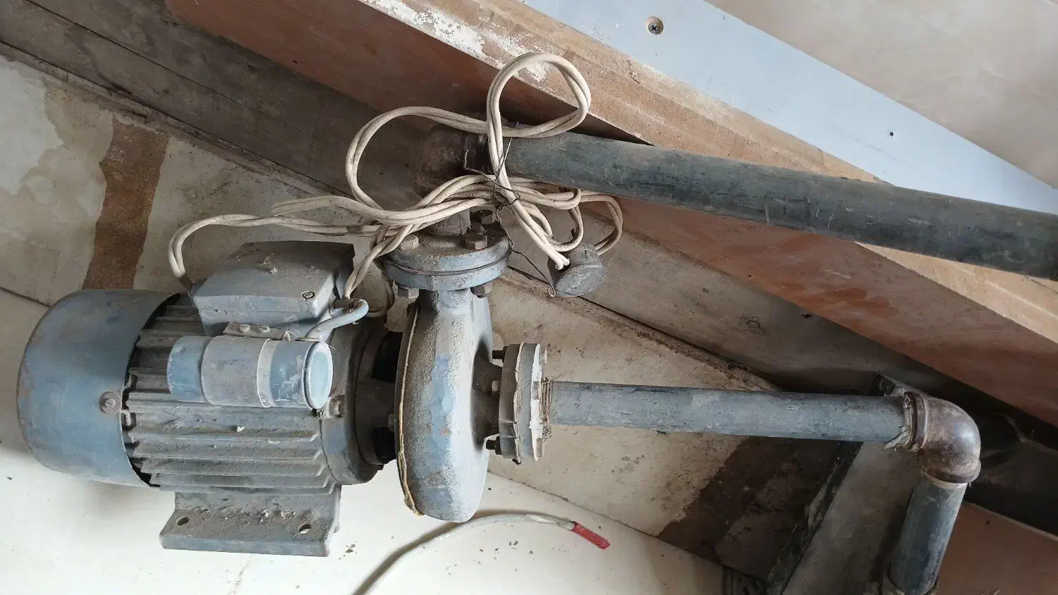 پمپ آب|مصالح و تجهیزات ساختمان|اصفهان, تخت فولاد|دیوار