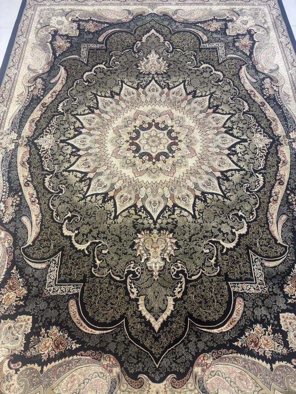 ۲تخت فرش ۹ متری قیطران گل برجسته و ۴عدد پشتی|فرش|ساوه, |دیوار