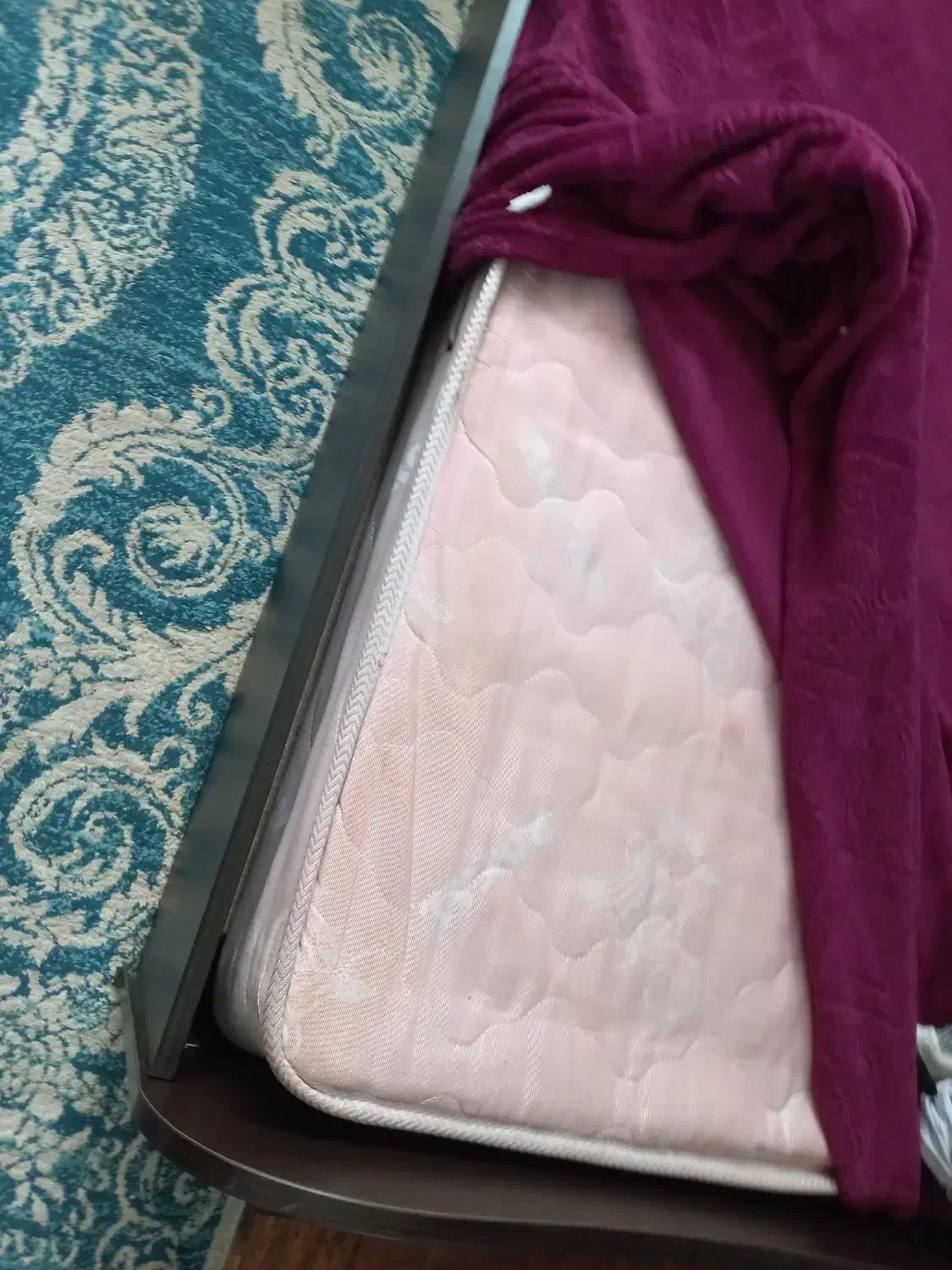 تخت یک نفره سالم با تشک و همه وسایلاش|تخت و سرویس خواب|خمام, |دیوار