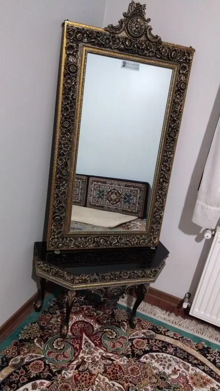 اینه|آینه|اصفهان, بهارستان|دیوار