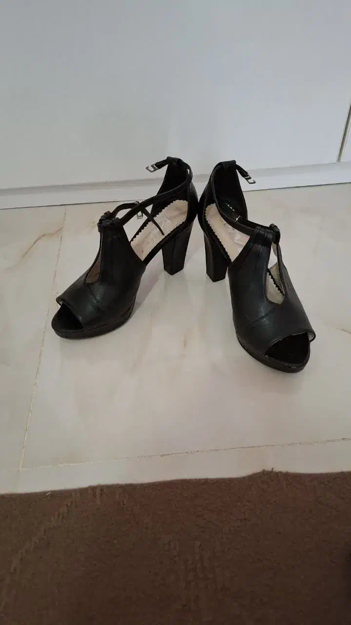 کفش به این قشنگی|کیف، کفش، کمربند|برخوار, |دیوار