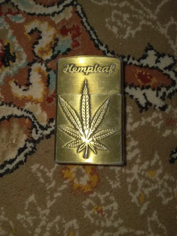 فندک با ارزش قدیمی|کلکسیون اشیاء عتیقه|شاهین‌شهر, شهرک گلدیس|دیوار