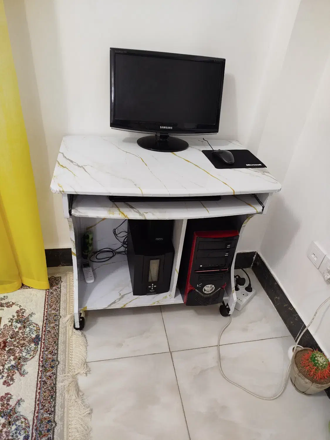 رایانه به همراه میز|رایانه رومیزی|تویسرکان, |دیوار