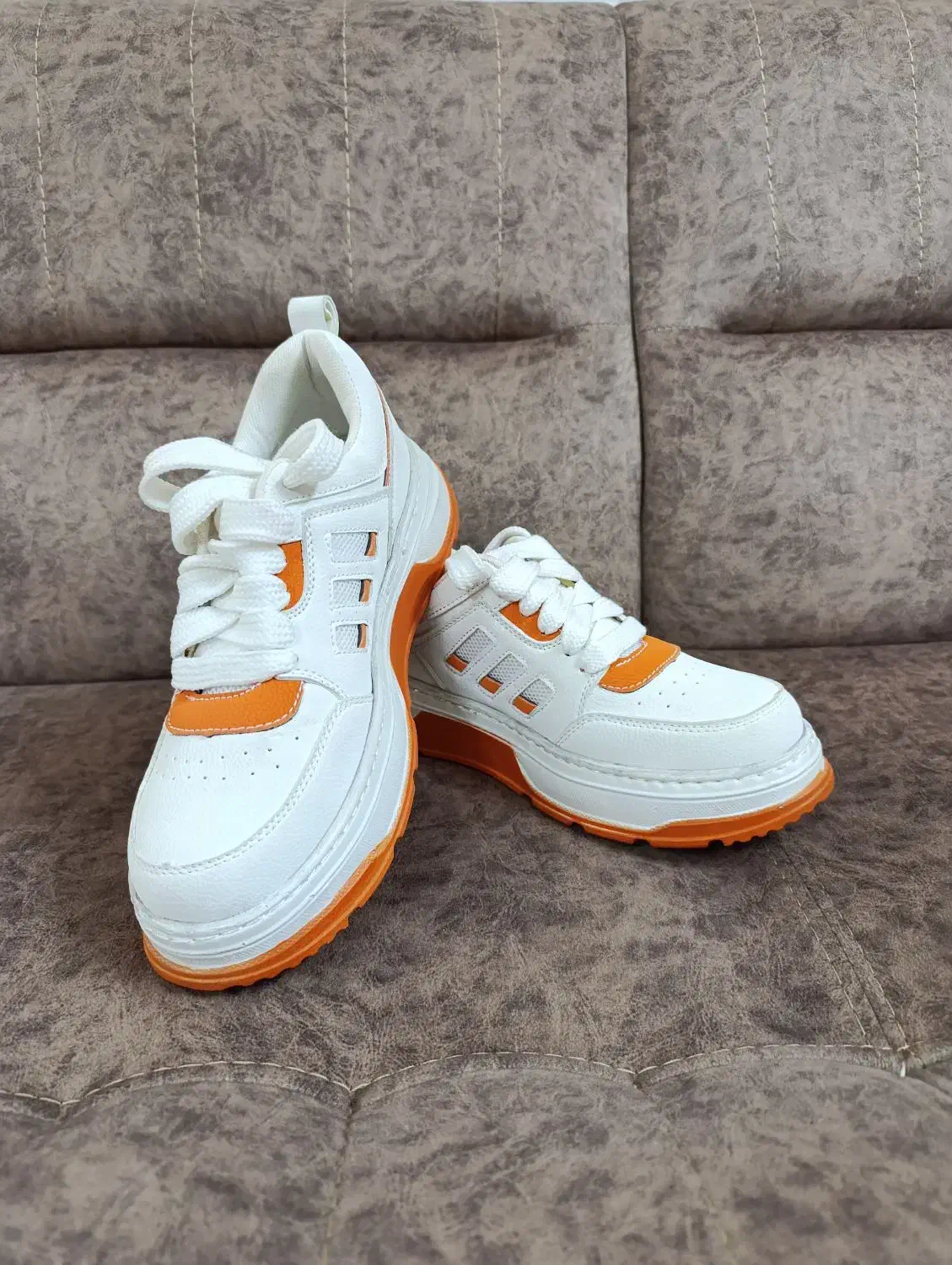 کتونی|کیف، کفش، کمربند|قم, هفت تیر|دیوار