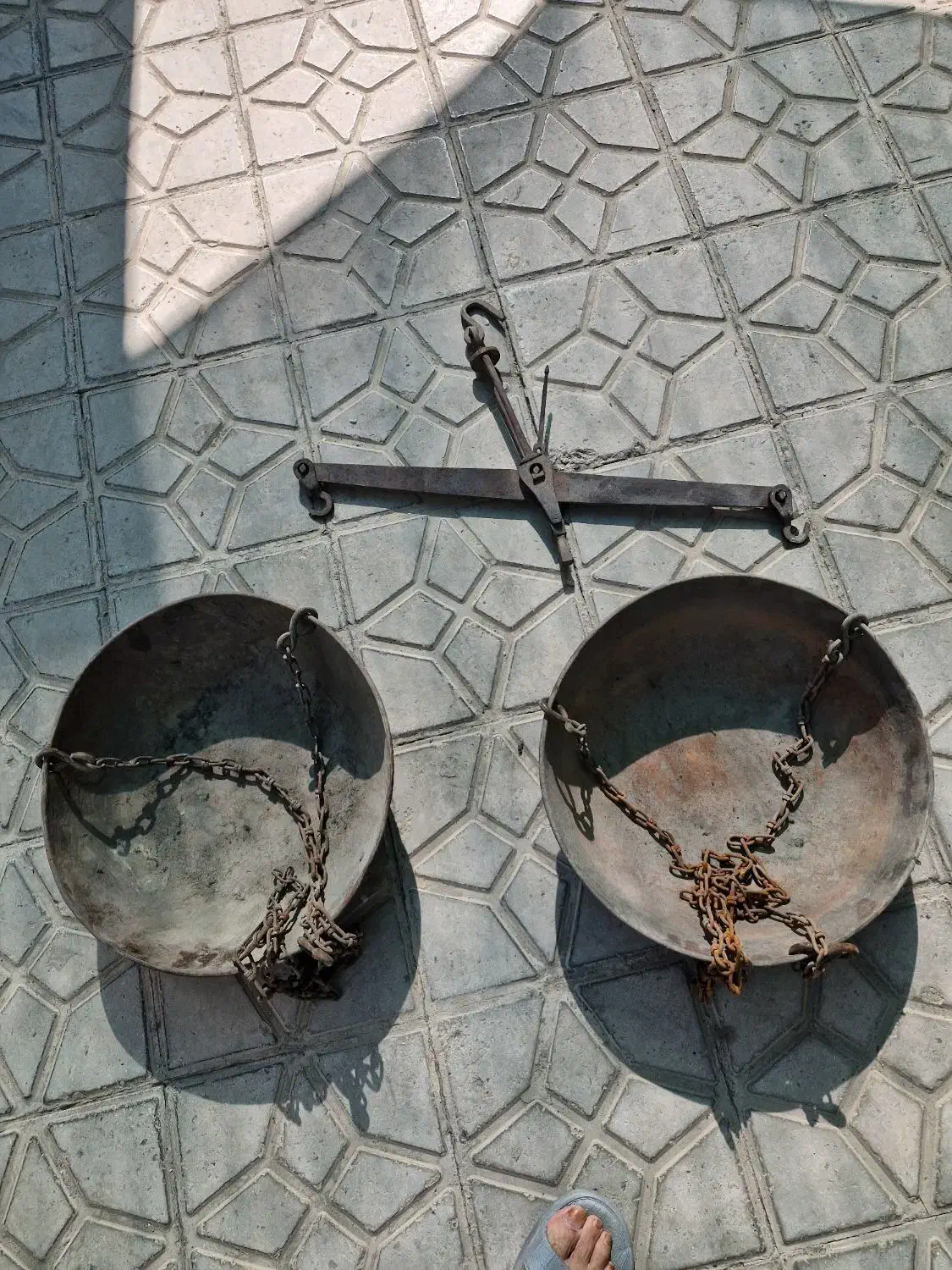 ترازوی قدیمی عتیقه|کلکسیون اشیاء عتیقه|مرودشت, مسجد رسول|دیوار