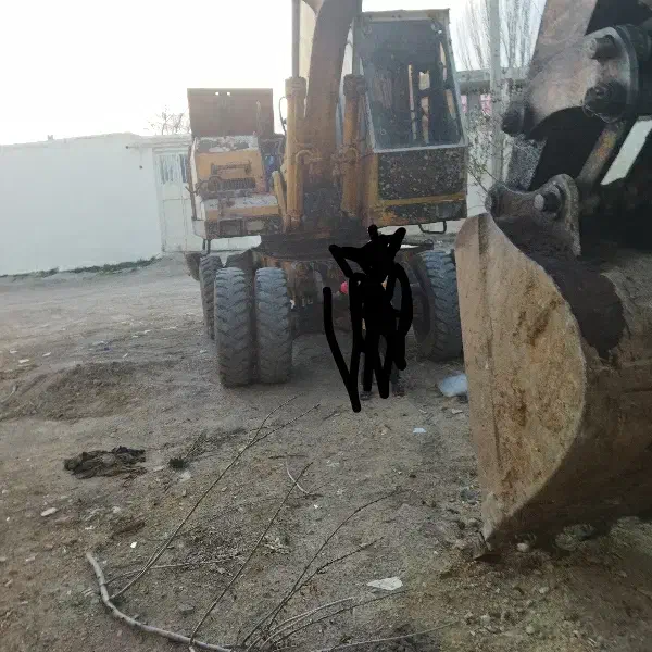 فروش یکدستگاه بیل لیبهر 912چرخ لاستیکی|خودرو سنگین|سمیرم, |دیوار