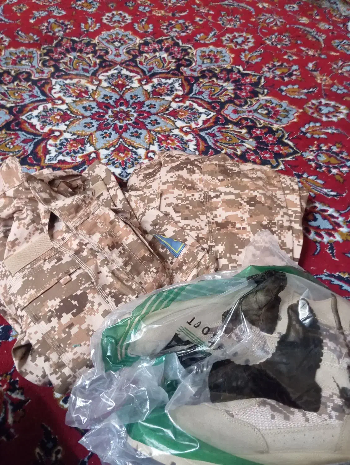 یک جفت پوتین خاکی سپاه  یک دست لباس سپاه خاکی|لباس|زاهدان, |دیوار