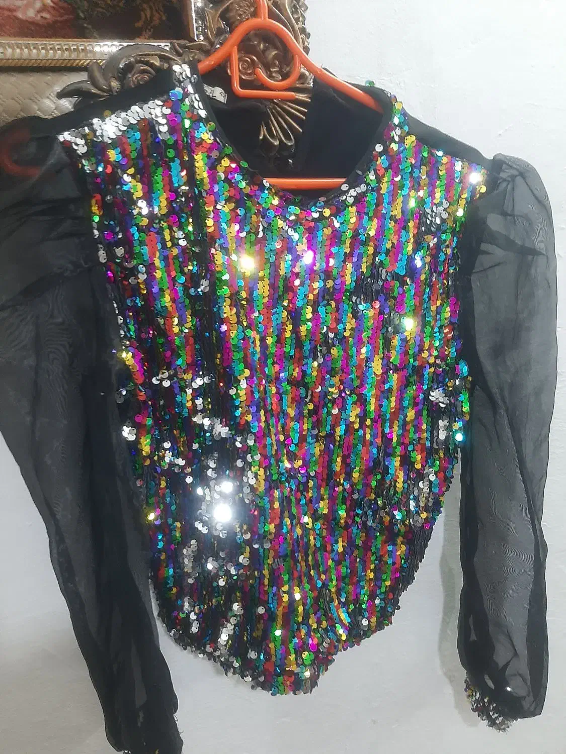 لباس و دامن مجلسی|لباس|صحنه, |دیوار