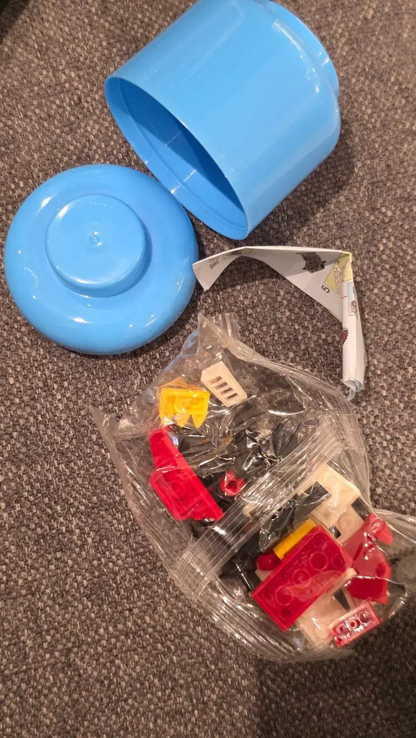 لگو شانسی|اسباببازی|اصفهان, باغ نگاره|دیوار