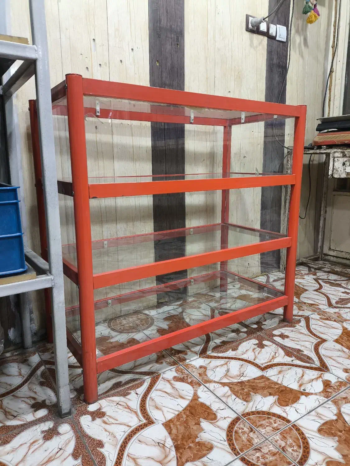 ویترین یک در یک متری در حد نو سالم و با شیشه کامل|فروشگاه و مغازه|رامهرمز, |دیوار