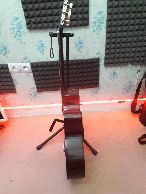 گیتار دیاموند به همراه پایه|گیتار، بیس، امپلیفایر|ری, شهید غیوری (ابن باویه)|دیوار