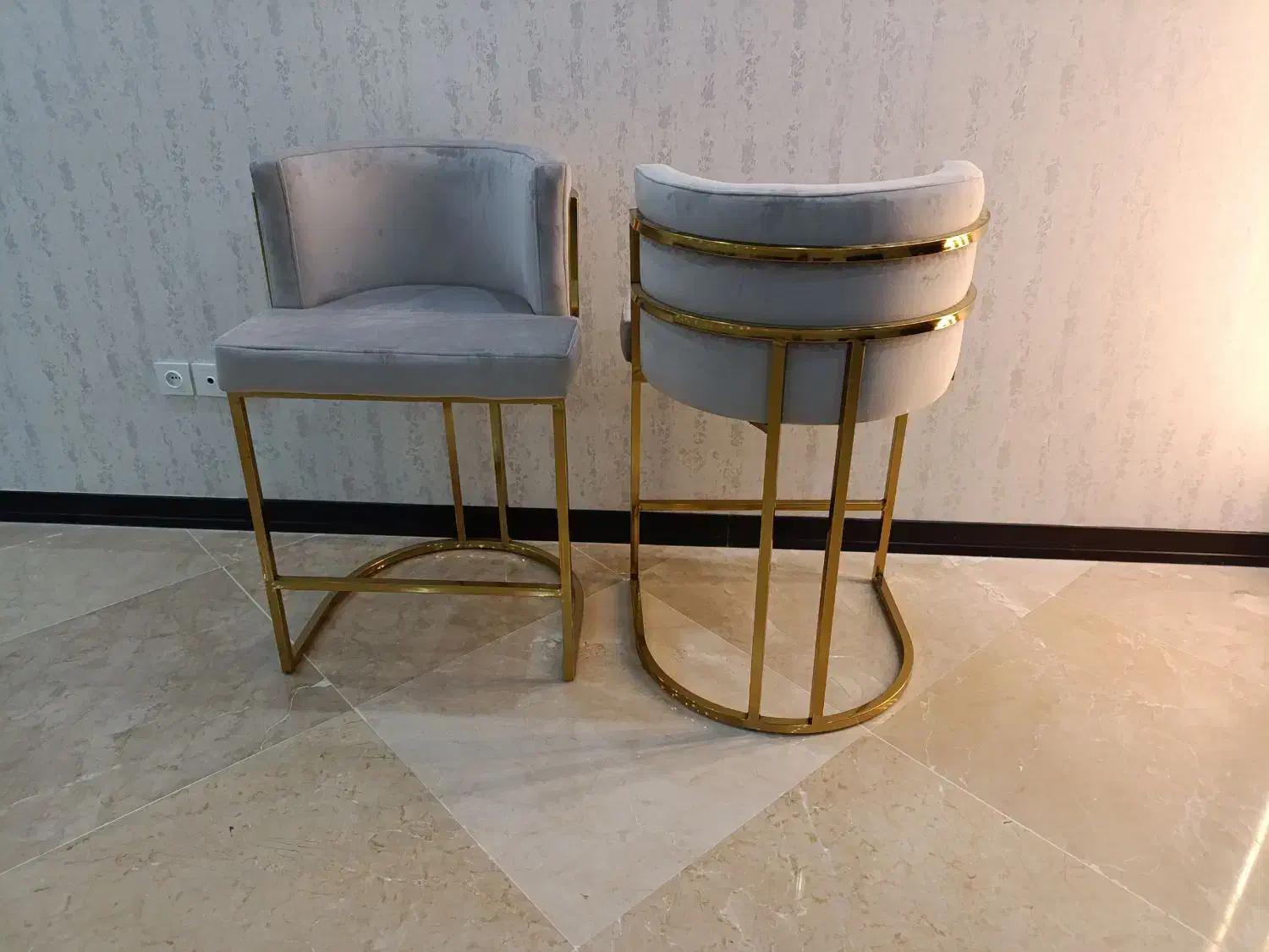 رنگ طوسی و فلز طلایی|صندلی و نیمکت|نسیم‌شهر, |دیوار