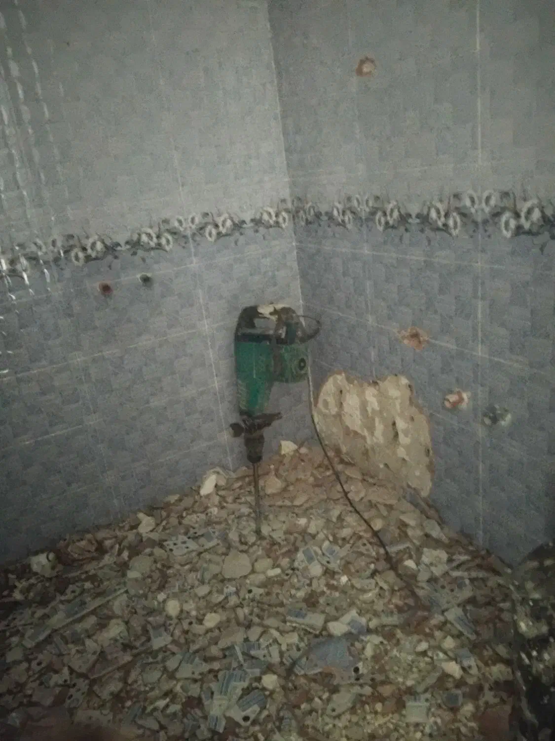 تخریب وکنده کاری باپیکورباقیمت منصفانه|خدمات پیشه و مهارت|جهرم, |دیوار