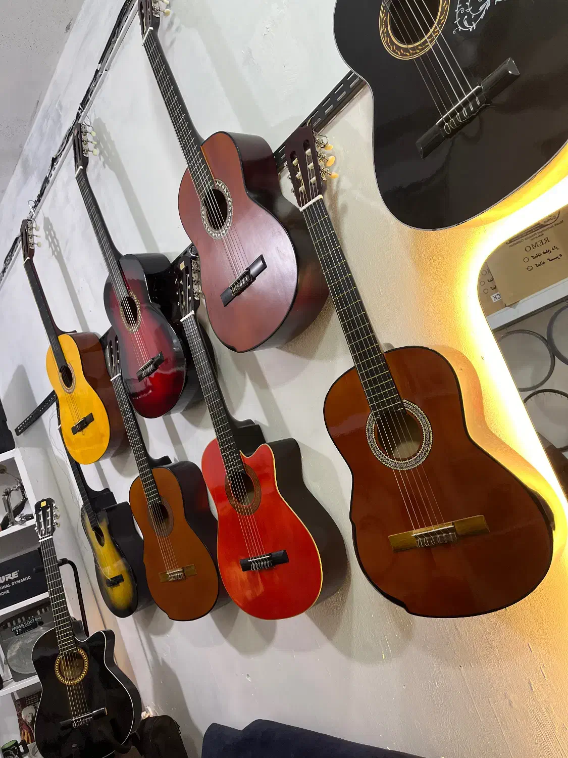 گیتار دیاموند با رنگبندی متنوع|گیتار، بیس، امپلیفایر|گنبد کاووس, |دیوار