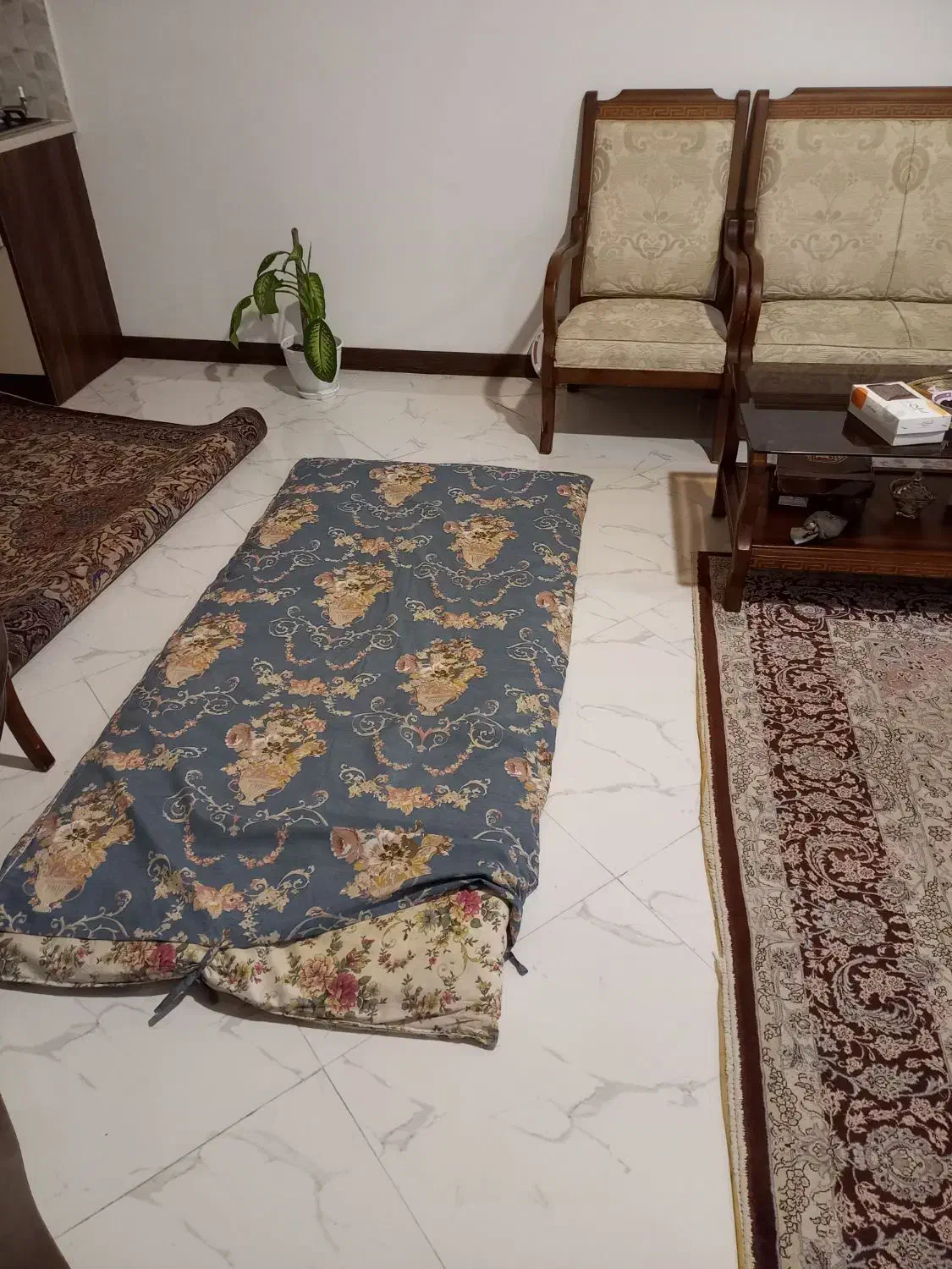 تشک پنبه ای|رختخواب، بالش، پتو|نور, |دیوار