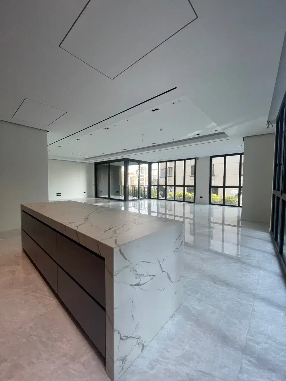 ۲۴۰متر فرشته/ساختمان یونیک و مدرن کلید نخورده