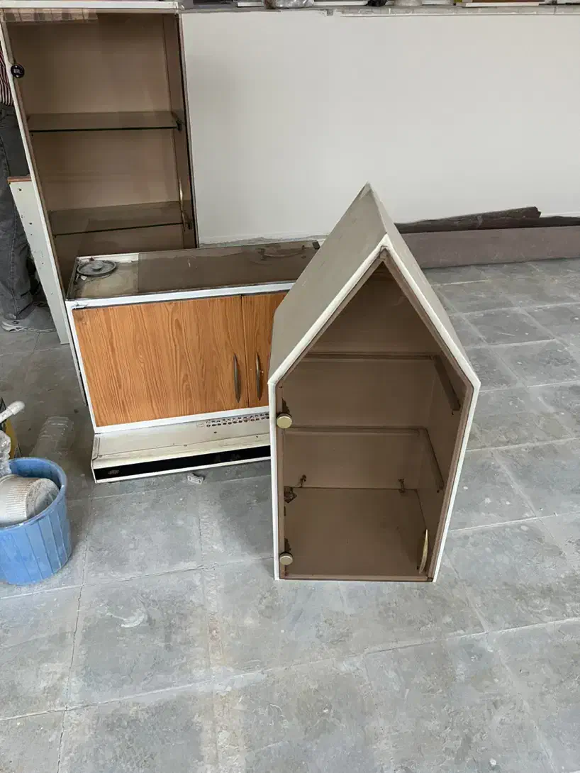 تعدادی درب کابینت فلزی و هود و کابینت زیرش|آب‌چکان و نظم‌دهنده ظروف|کرمان, |دیوار