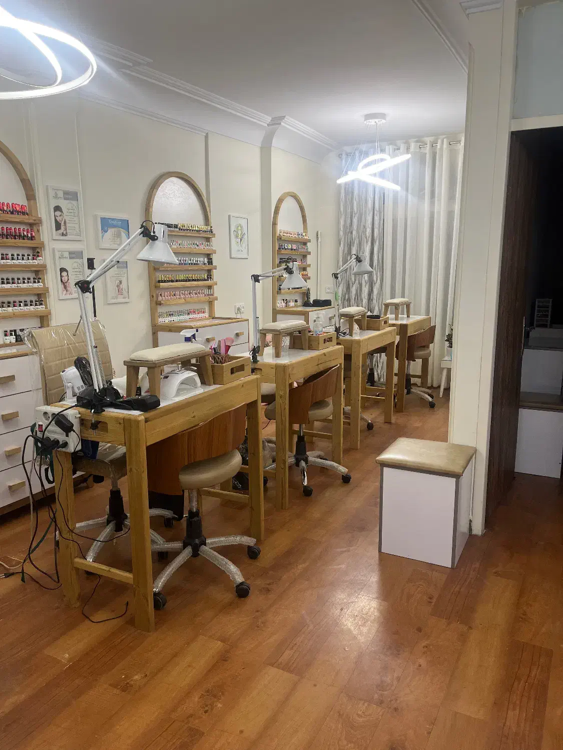 اجاره اتاق ۱۲متری به همه لاینها در سالن زیبایی|اجارهٔ دفتر کار، اتاق اداری، مطب|تهران, تهرانپارس غربی|دیوار