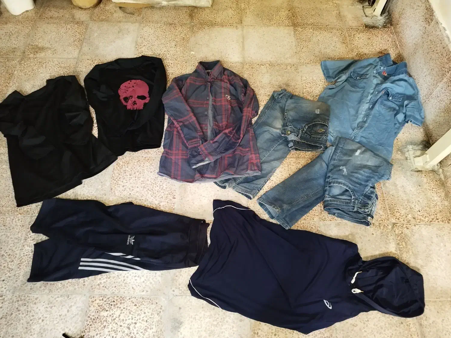 تعدادی لباس|لباس|ارومیه, |دیوار