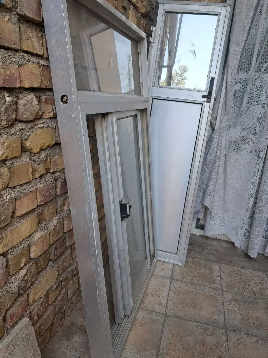 پنجره و دو در الومینیوم در حمام و در سرویس|مصالح و تجهیزات ساختمان|تربت جام, شهرک معلم|دیوار