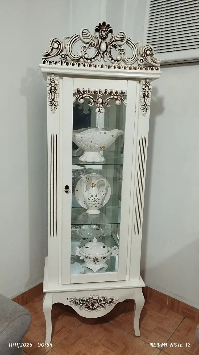 ویترین سه طبقه همراه باظرف های دکوری|بوفه، ویترین، کنسول|رشت, پیرکلاچای|دیوار