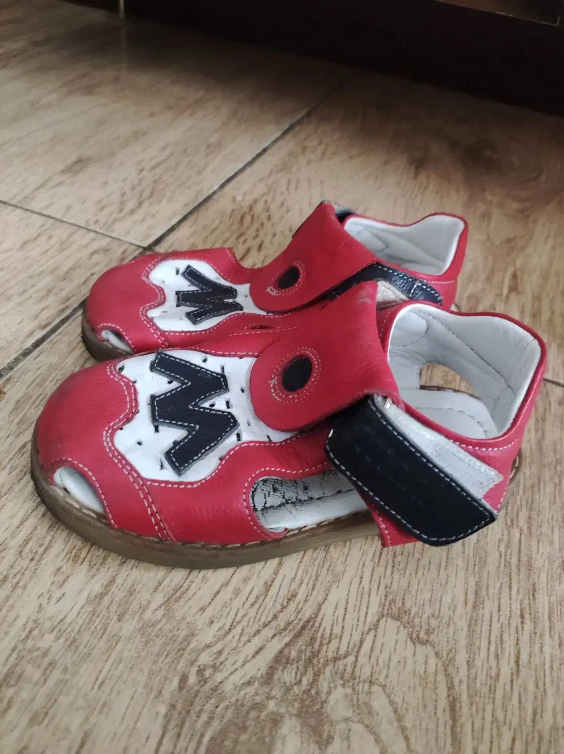 کفش بچگانه|کفش و لباس بچه|اندیشه, اندیشه فاز ۱|دیوار