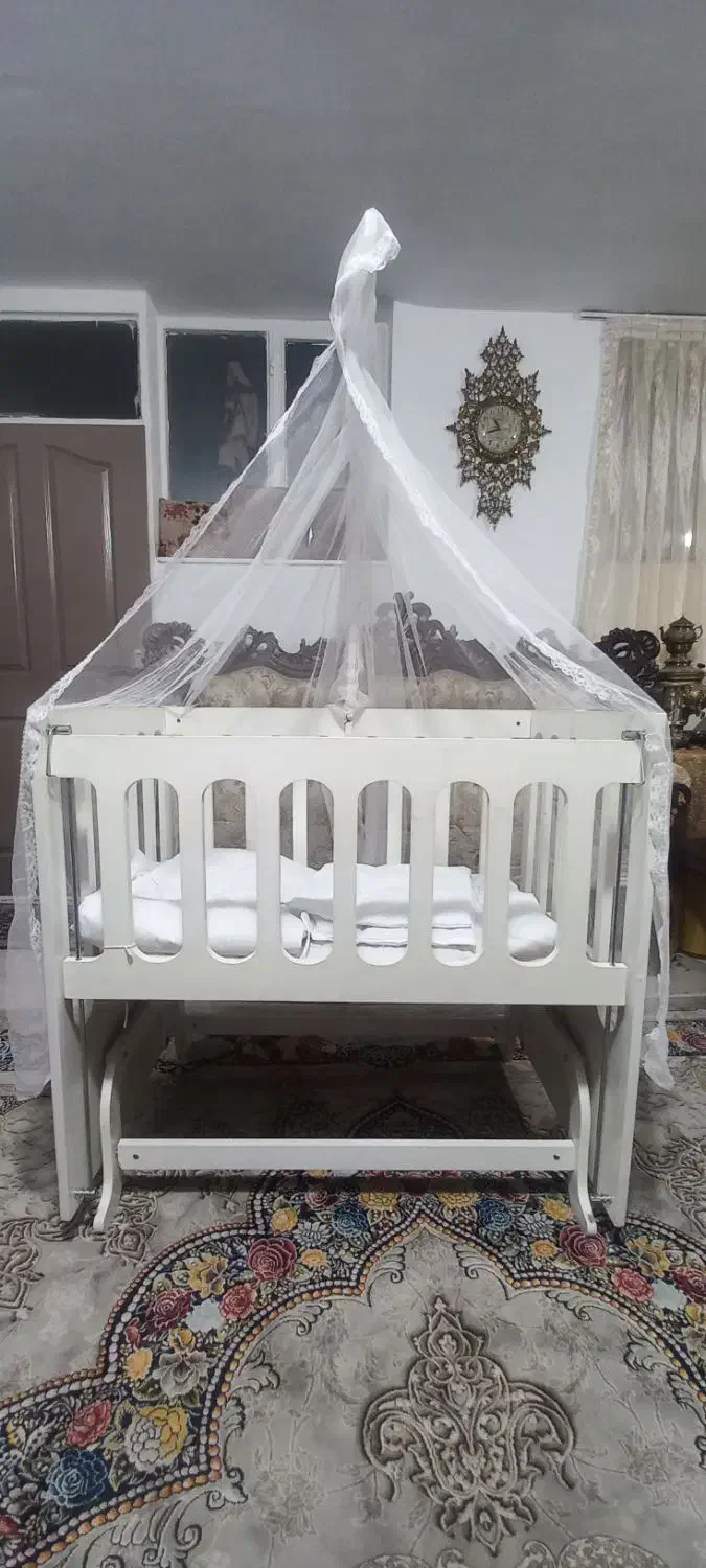 تخت گهوارهای کودک درحدنو|تخت و صندلی بچه|تهران, خاک سفید|دیوار