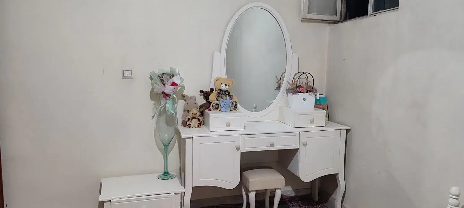 تخت و میز لوازم ارایش|تخت و سرویس خواب|دماوند, دماوند|دیوار