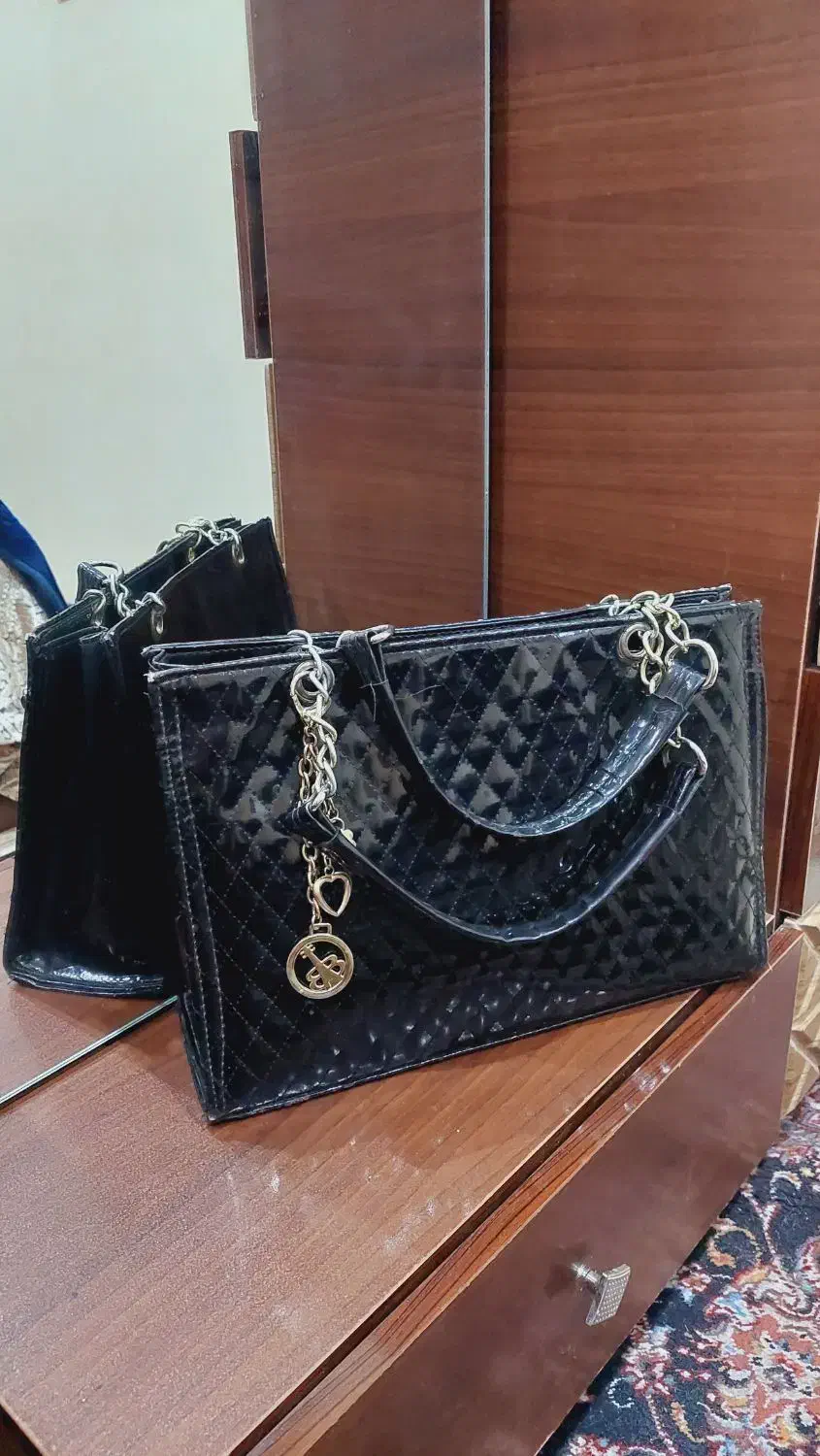 تعدادی کیف زنامه و مردانه و کمربند|کیف، کفش، کمربند|شیراز, بعثت|دیوار