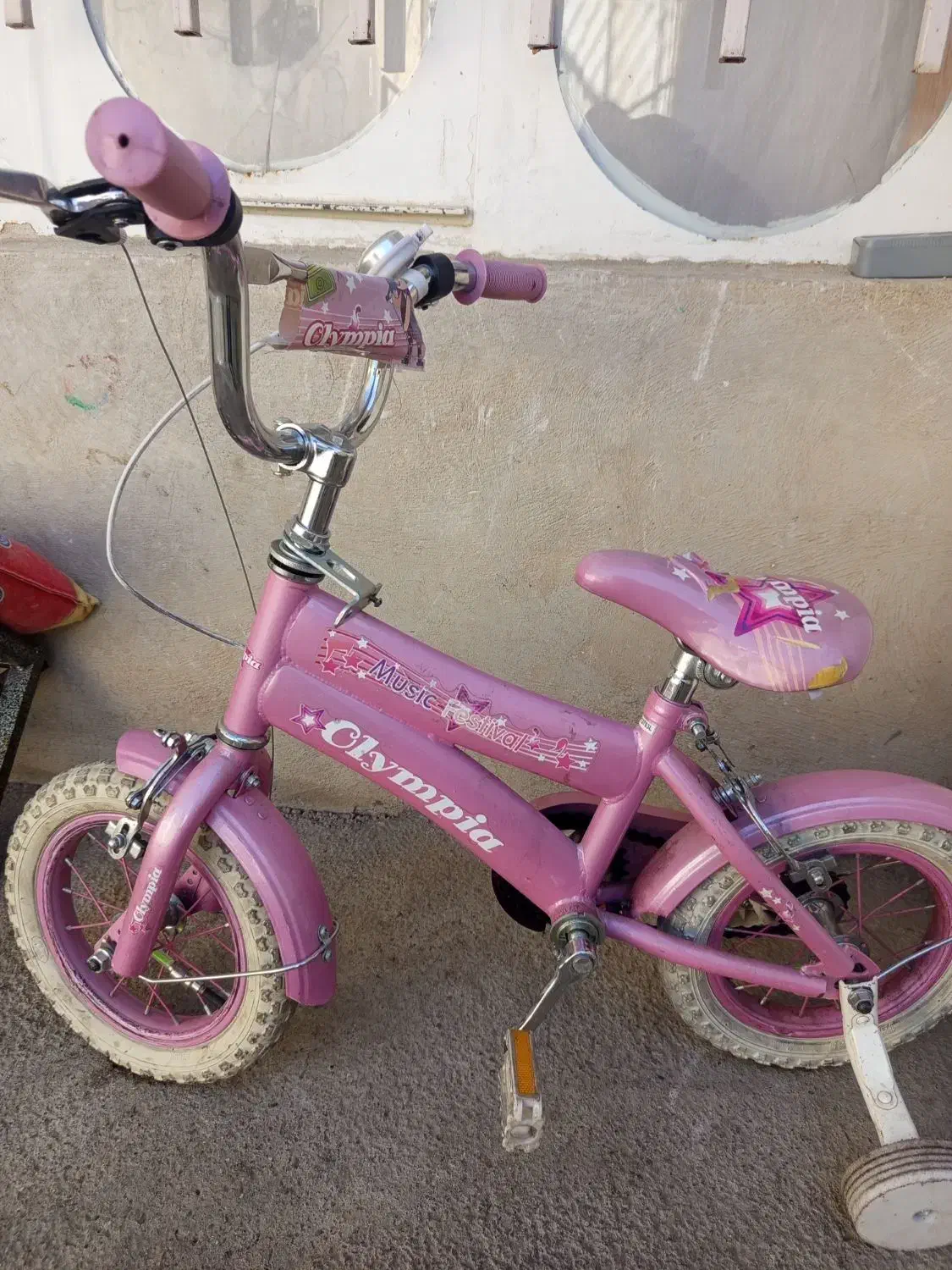 دوچرخه|دوچرخه، اسکیت، اسکوتر|صحنه, |دیوار