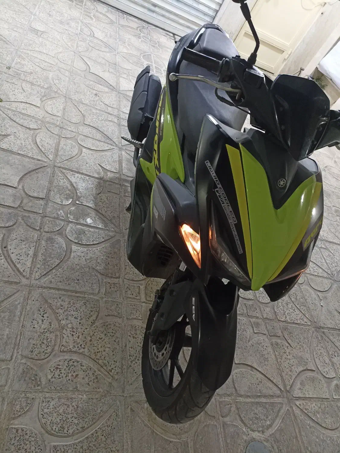 موتور ایروکس 155nvx|موتورسیکلت|رباط‌کریم, رباط‌کریم|دیوار