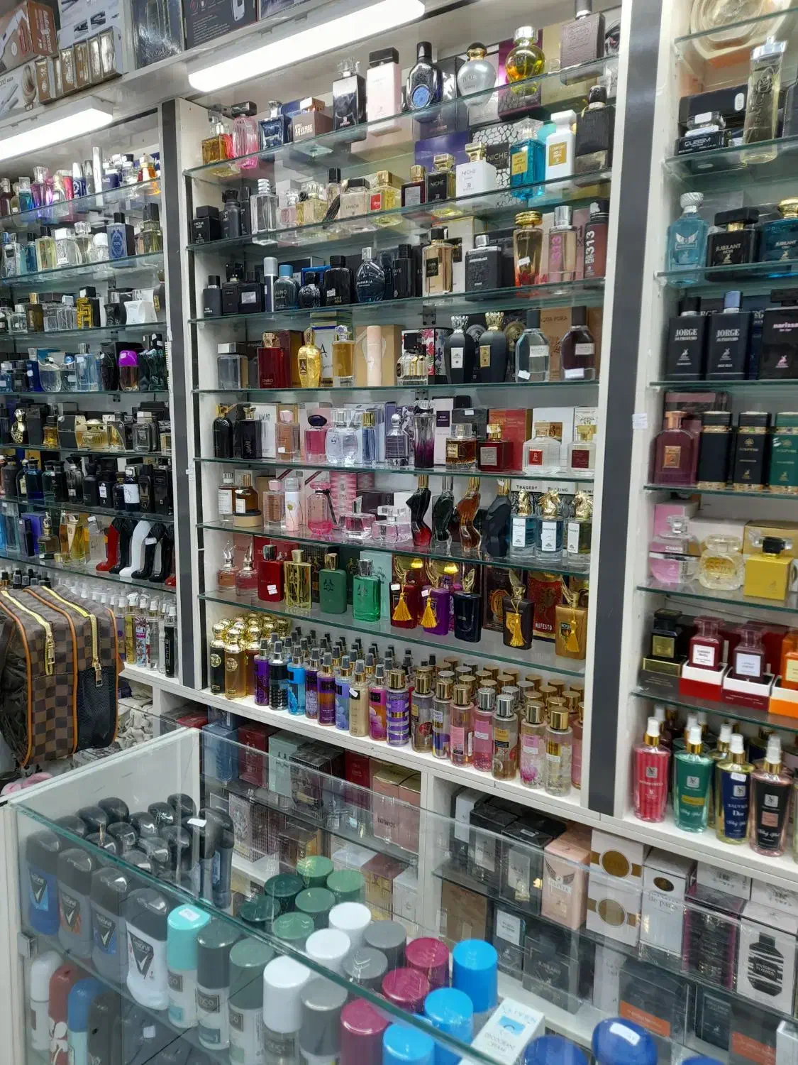 دنیای عطر و آدکلن قیمت مناسب|آرایشی، بهداشتی، درمانی|یاسوج, |دیوار