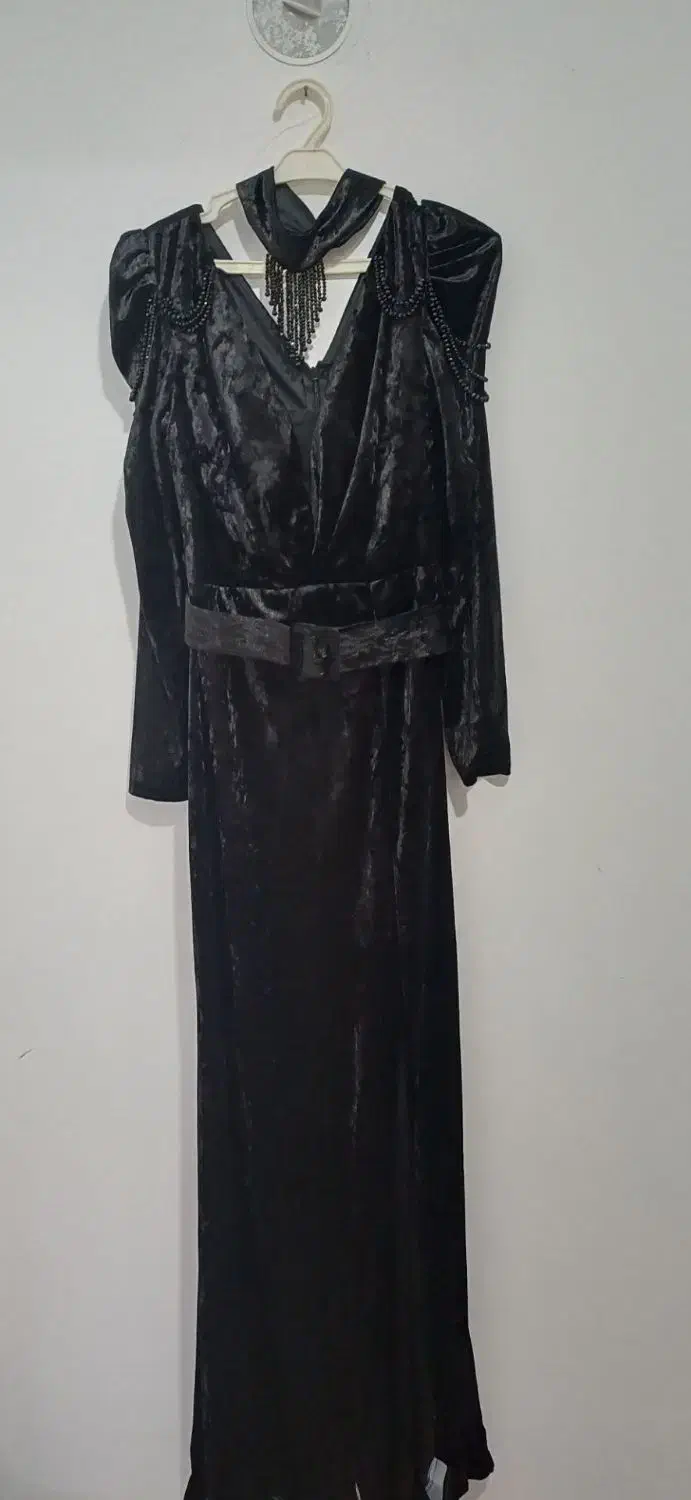 لباس مجلسی مخمل|لباس|رباط‌کریم, رباط‌کریم|دیوار