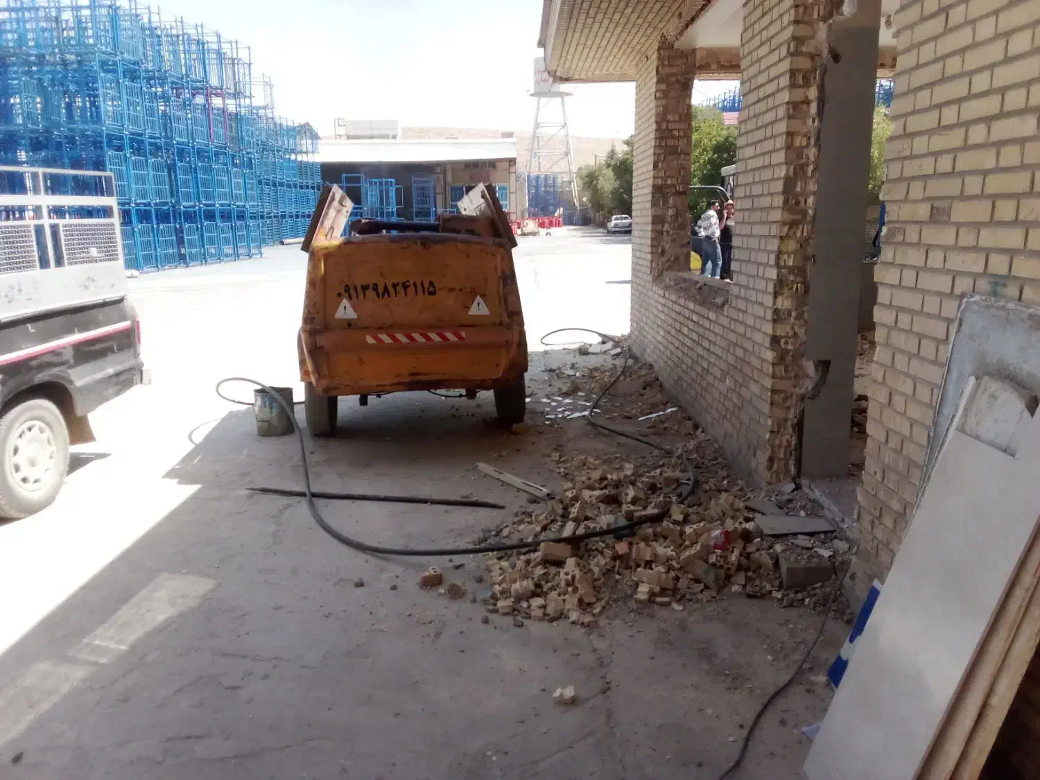 بیل بکهو کمپرسور کاتر آسفالتبر پیکور بالابر حفاری|خدمات پیشه و مهارت|بروجن, |دیوار