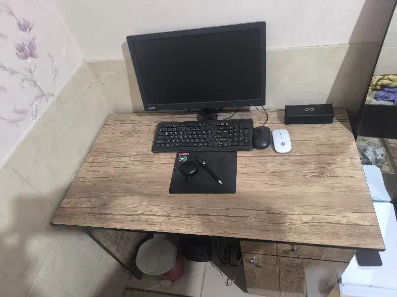 میز سالم تمیز|میز تحریر و کامپیوتر|شیراز, شهرک فرهنگیان|دیوار