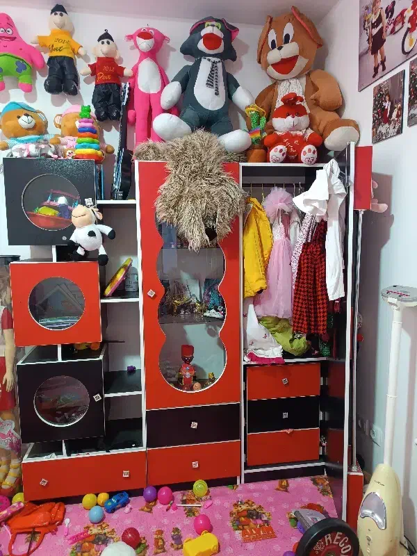 کمد و دو ویترین /تخت /یدونه میز تحریر کودک|تخت و سرویس خواب|شهرکرد, |دیوار